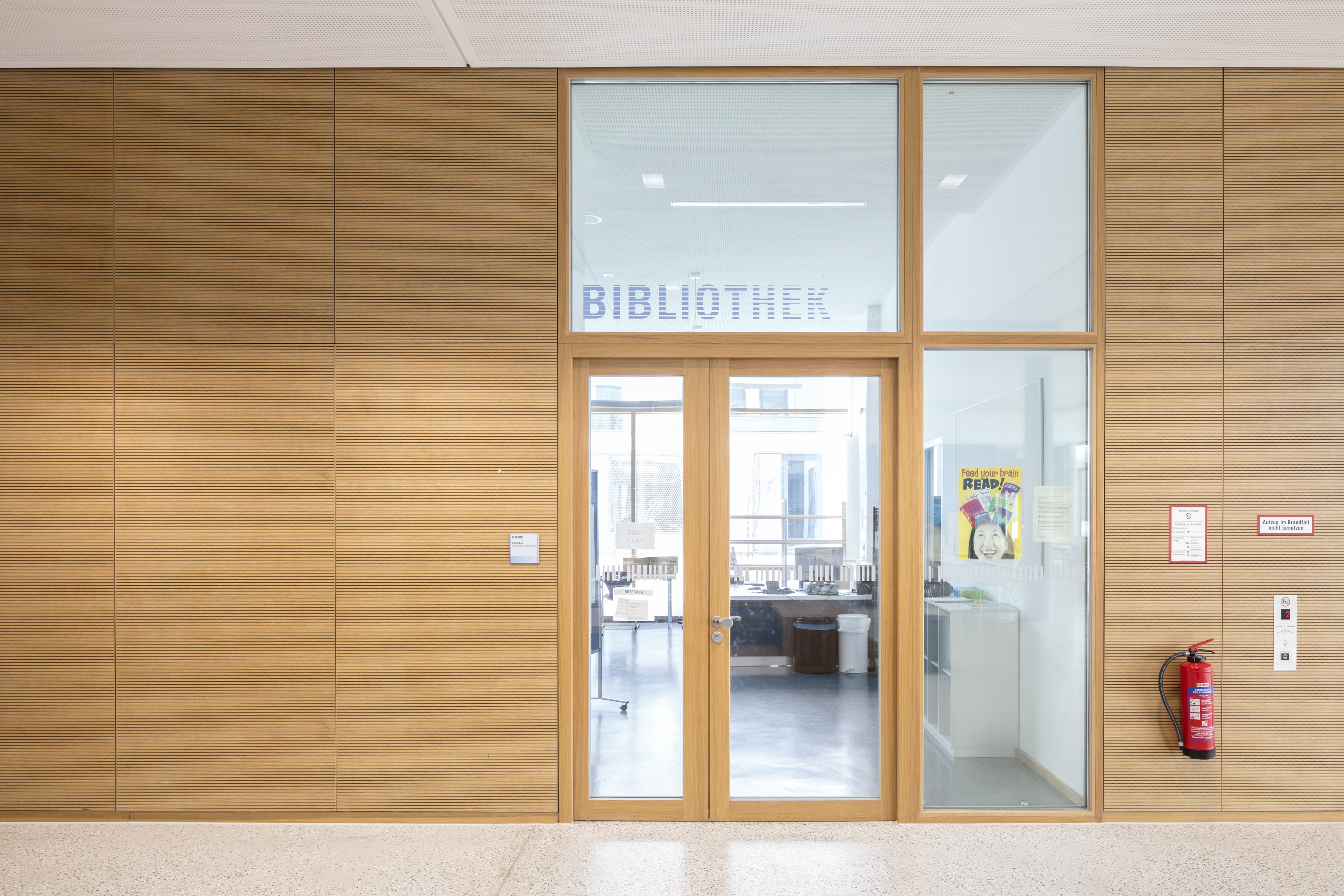 Festverglasung mit integriertem Türelement, Oberlicht und Seitenteil.