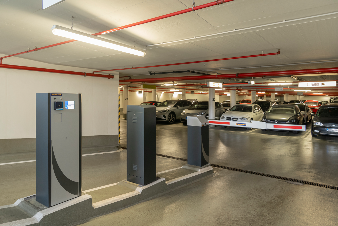Das Hörmann Parkraum-Management-System inklusive Schranken für smarte Ein- und Ausfahrten.