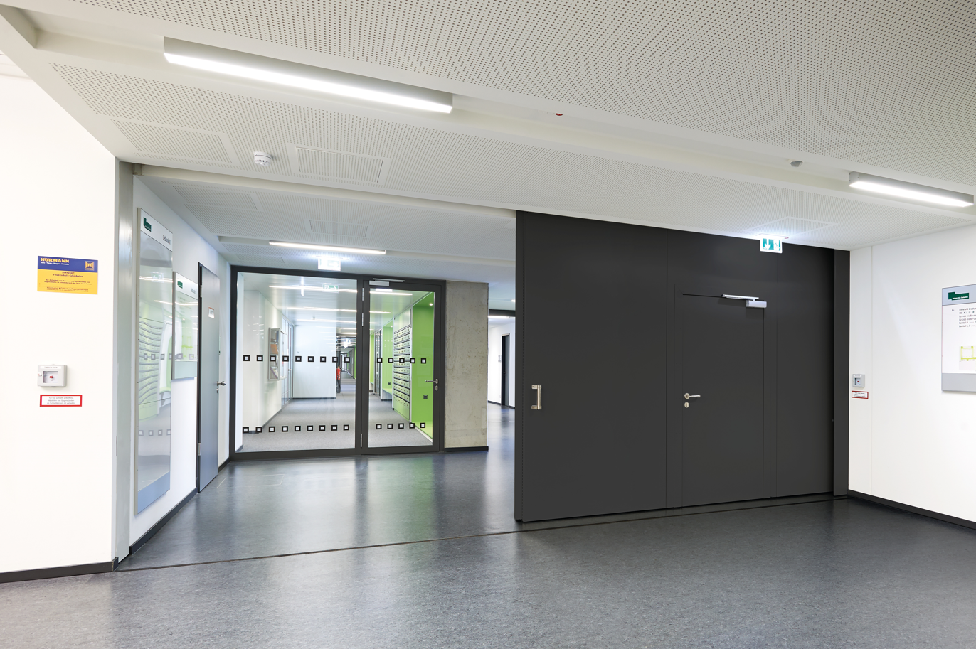 Zuverlässige Stahl- und Edelstahl.Schiebetore von Hörmann sichern Flucht- und Rettungswege.